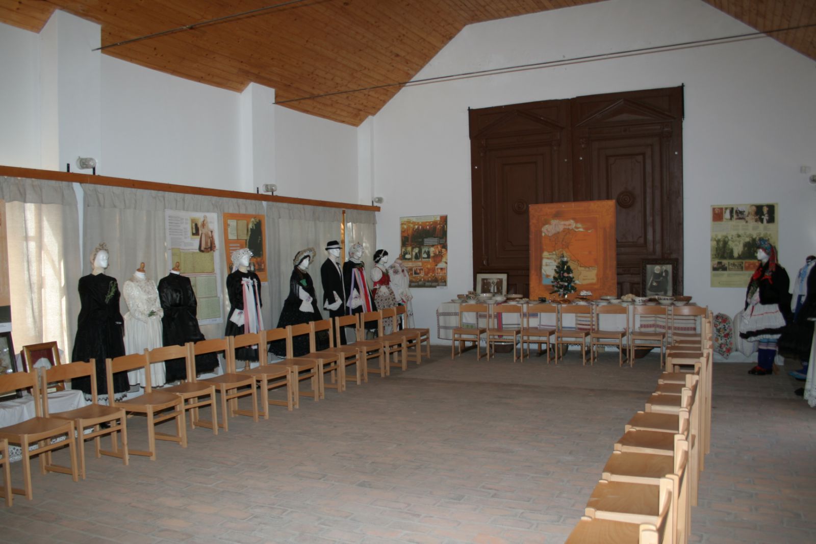 Áchim terem kiállítással (bérelhető max. befogadó képesség 80 fő)