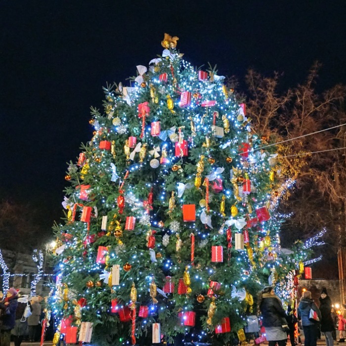 Ünnepi fénybe öltözött városunk főtere