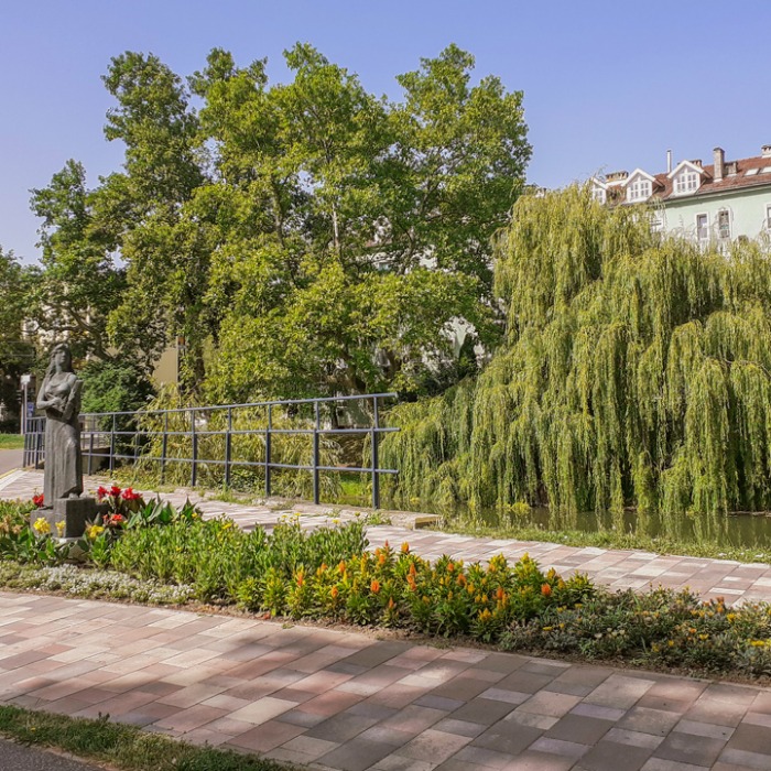 MEGÚJULT A MÚZSA SZOBOR KÖRNYEZETE