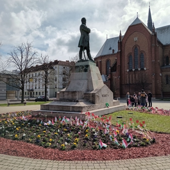 Március 15-re ünnepi díszbe öltözik városunk