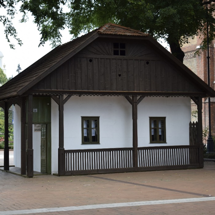 Podsztyenás ház a főtéren