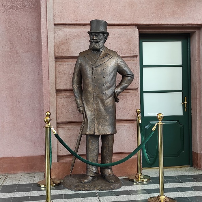 Munkácsy-szobor a békéscsabai vasútállomáson