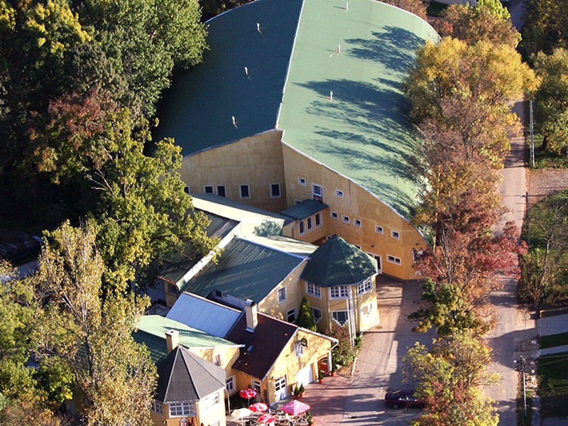 Mester Klub (fedett kézilabdacsarnok, asztalitenisz, fallabda, műfüves labdarúgó pálya)